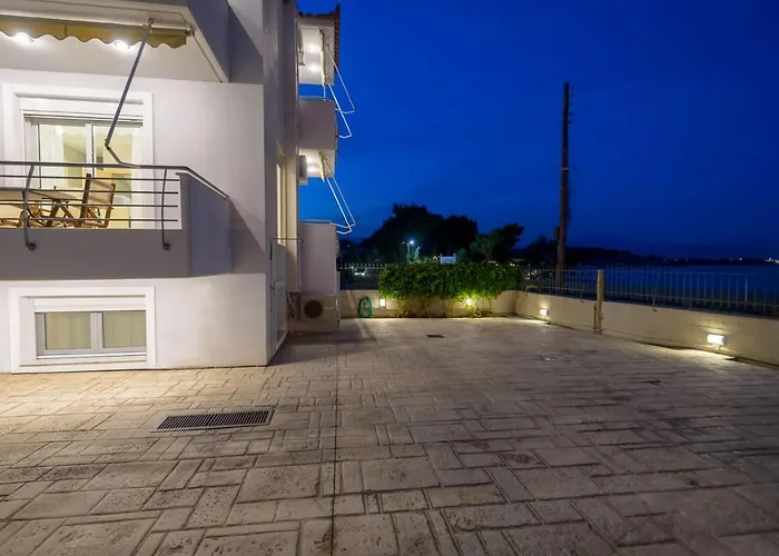 Lemoni Luxury In Front Of The Sea *